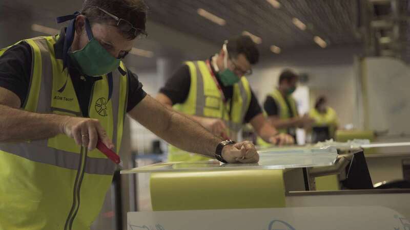 Operarios de ADM Tech montando las mamparas (Foto TA)